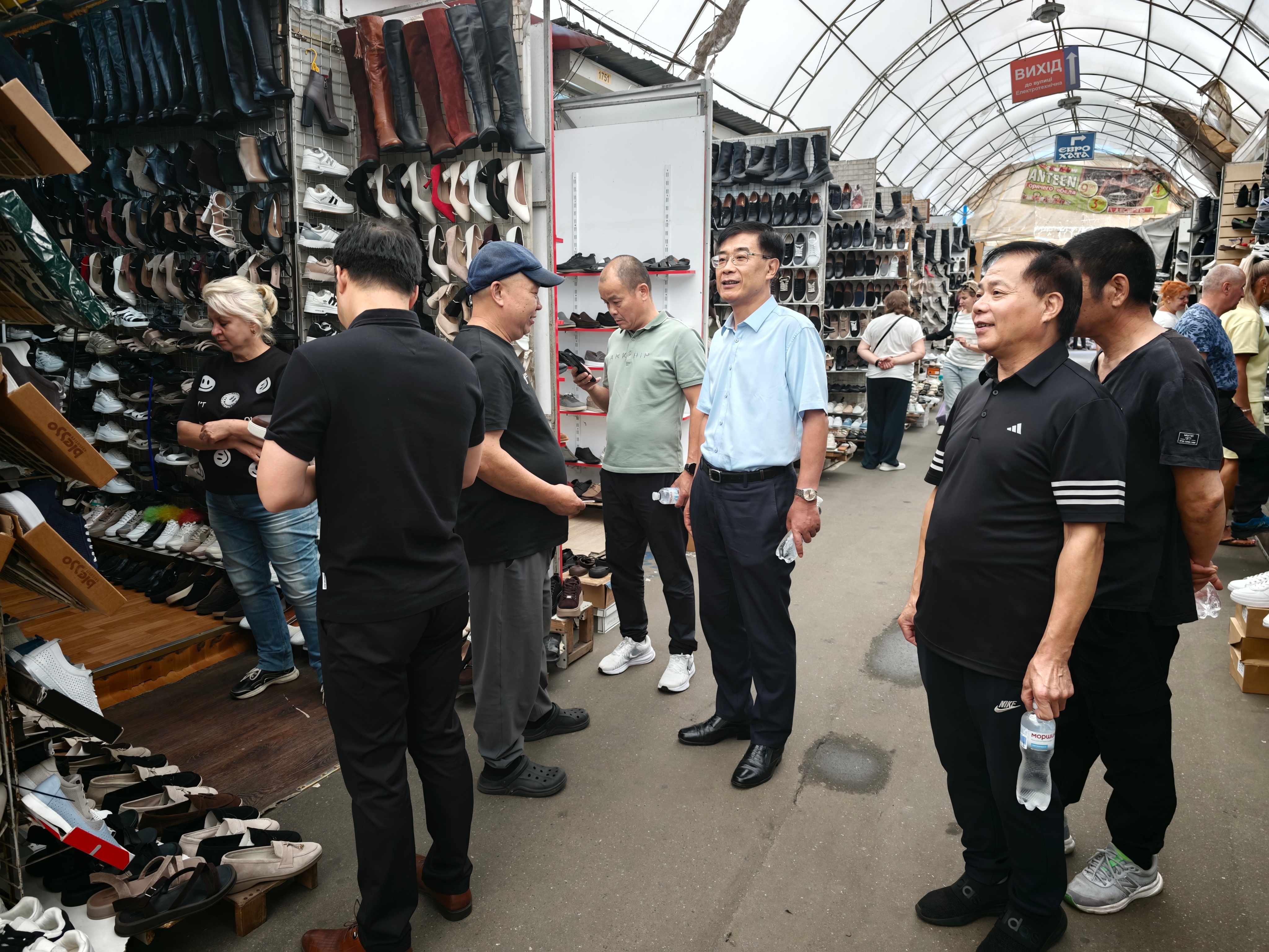 8月19日访问特洛耶什奇那市场.jpg